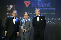 Ông Nguyễn Hưng đại diện TPBank lên nhận giải thưởng