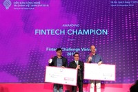 Phó Thống đốc Ngân hàng Nhà nước Nguyễn Kim Anh trao giải cho Đội đoạt Giải Nhất – Trusting Social (Việt Nam) 