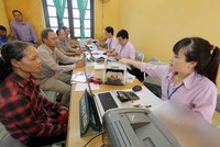 Các hộ gia đình có con là HSSV nhận vốn vay ưu đãi tại các điểm giao dịch của Ngân hàng Chính sách xã hội