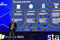 Ông Alex Kling, Giám đốc phụ trách Digital cho Dịch vụ tài chính Khu vực ASEAN của EY chia sẻ tại Hội thảo.