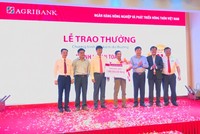 Agribank trao sổ tiết kiệm trị giá 1 tỷ đồng cho khách hàng