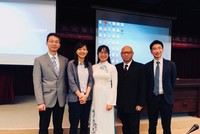 Bà Nguyễn Thị Ngọc Hương, Phó giám đốc Khối Doanh nghiệp SCB (mặc áo dài).