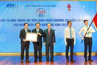 Phó Thống đốc NHNN Đào Minh Tú trao Huân chương Lao động hạng Nhì cho BHTGVN
