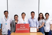 Đại diện VietCredit và Đại diện Bệnh viện Bệnh nhiệt đới TP. HCM cùng chụp ảnh lưu niệm