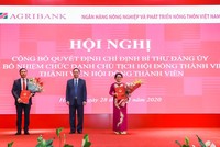 Phó Thống đốc Đào Minh Tú (đứng giữa) trao quyết định cho ông Phạm Đức Ấn (bên tay trái) và bà Đỗ Thị Nhàn (bên tay phải)