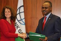 Bà Carolyn (Carrie) Turk  (trái)