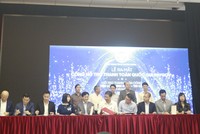 Đại diện Ví MoMo và các trung gian thanh toán khác đang thực hiện nghi lễ ký kết thoả thuận hợp tác