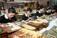 Công nhân Công ty Gia Long-TP HCM đang gia công hàng thủ công mỹ nghệ xuất khẩu Ảnh: Lê Toàn