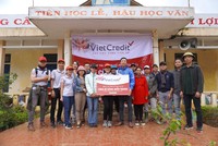 Đại diện VietCredit chụp ảnh lưu niệm với Ban giám hiệu trường trung học và trung học cơ sở Hướng Việt