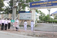 Để đảm bảo an toàn phòng chống dịch bệnh, Ngân hàng Chính sách xã hội trao quà cho đại diện Bệnh viện Nhiệt đới Trung ương (cơ sở 2 xã Kim Chung, huyện Đông Anh) bên ngoài trụ sở