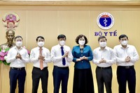 Tham dự buổi lễ có có Ủy viên Trung ương Đảng, Thống đốc NHNN Việt Nam Nguyễn Thị Hồng; Ủy viên Trung ương Đảng, Bộ trưởng Bộ Y tế Nguyễn Thanh Long cùng lãnh đạo các Vụ, Cục chức năng của NHNN và Bộ Y tế. 