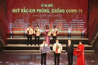 Đại diện Agribank, ông Phạm Đức Ấn, Chủ tịch HĐTV trao ủng hộ Quỹ Vaccine.