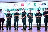 Đại tá Hà Trọng Khiêm – Phó tổng giám đốc phụ trách khu vực phía Nam (thứ tư từ trái qua) đại diện MB trao tặng 5 tỷ đồng tới Bệnh viện Quân y 175