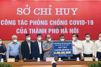 Ngày 13/8, ông Trần Minh Đạt - Phó Tổng giám đốc MB (thứ tư từ trái qua) tham gia Đoàn công tác Chủ tịch nước Nguyễn Xuân Phúc, đóng góp 20 tỷ đồng đến TP. Nội trong công tác phòng chống COVID-19.