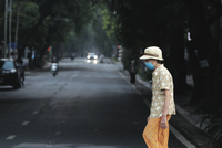 Phố Bà Triệu vắng vẻ trong ngày thực hiện giãn cách theo Chỉ thị 16. Ảnh Phạm Ngọc Thành; Báo cáo Điểm lại của Ngân hàng Thế giới.