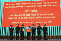 Lãnh đạo TP. HCM tiếp nhận phần quà biểu trưng