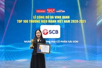 Đại diện SCB nhận giải thưởng trực tuyến