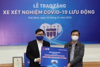 Ông Trương Khánh Hoàng, Quyền Tổng Giám đốc SCB trao bảng tượng trưng tặng 2.000 phần quà trị giá 01 tỷ đồng cho đại diện UBMTTQ Tỉnh Thái Bình, ông Nguyễn Văn Giang, Trưởng Ban Dân vận tỉnh, Chủ tịch UB MTTQ Tỉnh. 