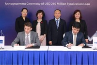 Đại diện ADB, VIB, UOB và các bên tại lễ công bố.