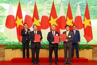 Thủ tướng Phạm Minh Chính và Thủ tướng Kishida Fumio chứng kiến đại diện ba doanh nghiệp VietCredit, Hitachi và VietnamPost trao đổi văn bản MOU