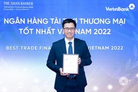 Ông Trần Hoài Nam, Phó giám đốc Khối Khách hàng doanh nghiệp kiêm Giám đốc Trung tâm Phát triển Giải pháp tài chính khách hàng đại diện VietinBank nhận Giải thưởng