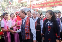 Chủ tịch nước Nguyễn Xuân Phúc dự Ngày hội Đại đoàn kết toàn dân tộc tại liên khu dân cư 3 xã Khổng Lào, Mường So và Hoang Thèn, huyện Phong Thổ