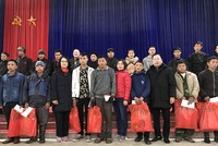 Bà Nguyễn Thị Phượng, Phó Tổng giám đốc Agribank cùng Agribank Lào Cai tặng 40 phần quà đến 40 gia đình có hoàn cảnh khó khăn tại xã Lùng Phình, huyện Bắc Hà, Tỉnh Lào Cai.