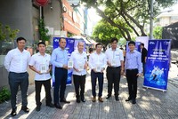 Đại diện Sở Công thương TP. HCM, báo Tuổi trẻ và NAPAS triển khai dán mã VietQR trên đường Phan Xích Long