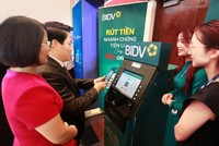 Phó Thống đốc NHNN Phạm Tiến Dũng trải nghiệm dịch vụ VietQRCash tại gian hàng BIDV.