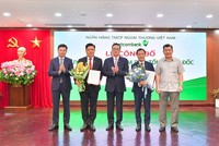 Các nhân sự được bổ nhiệm Phó Tổng giám đốc chụp ảnh lưu niệm cùng ông Phạm Quang Dũng, Chủ tịch HĐQT Vietcombank (đứng giữa), ông Nguyễn Đức Phong, Phó Bí thư thường trực Đảng ủy Khối DNTW (ngoài cùng bên phải) và ông Phạm Thanh Hà, Phó Thống đốc Ngân hàng Nhà nước (ngoài cùng bên trái) tặng hoa chúc mừng
