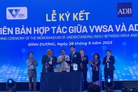 Ông Nguyễn Ngọc Điệp, Chủ tịch Hội Cấp thoát nước Việt Nam và ông Shantanu Chakraborty, Giám đốc Quốc gia của ADB tại Việt Nam trao biên bản ghi nhớ.