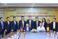 Ông Hồ Nam Tiến, Phó chủ tịch Hội đồng Quản trị, Tổng giám đốc LPBank (bên trái) và ông Đoàn Nguyên Đức, Chủ tịch HĐQT HAGL Group (bên phải) thực hiện ký kết hợp tác