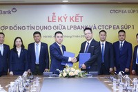 Ông Hồ Nam Tiến - Tổng Giám đốc LPBank (trái) và ông Mai Xuân Hương - Tổng Giám đốc Công ty CP Ea Súp 1 (phải) đại diện hai bên ký hợp đồng tín dụng