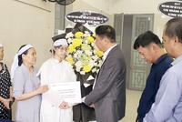 Ông Trần Phương, đại diện lãnh đạo BIDV động viên và trao hỗ trợ cho gia đình nạn nhân Trần Minh Thành.