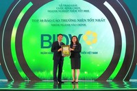 Đại diện BIDV, ông Trần Phương, Phó Tổng Giám đốc nhận giải “Top 10 Báo cáo thường niên tốt nhất” nhóm ngành tài chính.