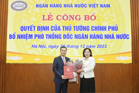 Thừa ủy quyền của Thủ tướng Chính phủ, Thống đốc NHNN Nguyễn Thị Hồng trao Quyết định bổ nhiệm của Thủ tướng Chính phủ cho ông Phạm Quang Dũng.