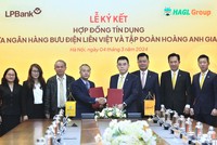 Đại diện lãnh đạo hai đơn vị thực hiện nghi thức ký kết hợp tác