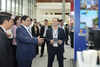 Thủ tướng Phạm Minh Chính, Thống đốc Nguyễn Thị Hồng cùng đại diện các cơ quan nhà nước tham quan gian hàng của VIB tại Sự kiện Chuyển đổi số ngành Ngân hàng năm 2024.