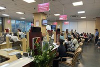 Người dân mua vàng miếng SJC tại một trong những điểm bán vàng của ngân hàng thương mại có vốn nhà nước.