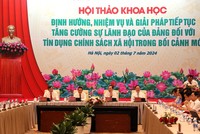 Chủ trì hội thảo (từ bên trái sang): ông Lê Văn Lợi, Phó giám đốc Học viện Chính trị Quốc gia Hồ Chí Minh; ông Nguyễn Hồng Sơn, Phó Trưởng Ban Kinh tế Trung ương; ông Đào Minh Tú, Ủy viên HĐQT NHCSXH, Phó Thống đốc Thường trực Ngân hàng Nhà nước Việt Nam; ông Dương Quyết Thắng, Ủy viên HĐQT, Tổng giám đốc NHCSXH