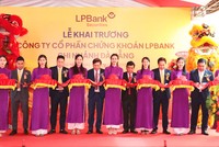 Từ trái sang: Ông Nguyễn Đức Quân Tùng - Thành viên HĐQT kiêm Tổng giám đốc LPBS; ông Nguyễn Văn Thùy - Phó Chủ tịch HĐQT LPBank; ông Nguyễn Văn Phụng - Thành uỷ viên, Giám đốc sở Tài chính Đà Nẵng; ông Võ Minh - Giám đốc NHNN chi nhánh Đà Nẵng; ông Lê Minh Tâm - Phó Chủ tịch thường trực HĐQT LPBank kiêm Chủ tịch HĐQT LPBS; ông Võ Đình Tuấn - Giám đốc khu vực miền Trung LPBS thực hiện nghi thức cắt băng khai trương 