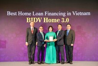 Đại diện BIDV nhận giải thưởng Sản phẩm vay nhà ở tốt nhất Việt Nam