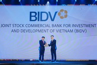 Ông Lê Trung Thành - Phó tổng giám đốc BIDV, đại diện Ngân hàng nhận giải thưởng “Nơi làm việc tốt nhất châu Á”, Tp. HCM ngày 08/8/2024.