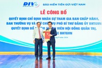 Phó Thống đốc Thường trực NHNN Đào Minh Tú trao quyết định cho tân Tổng Giám đốc BHTGVN Đặng Duy Cường.