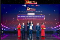 Đại diện Agribank nhận giải thưởng Chuyển đổi số Việt Nam năm 2024 cho Nền tảng Agribank Open API