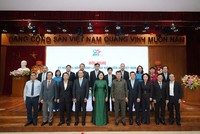 Thống đốc NHNN Nguyễn Thị Hồng, lãnh đạo NHNN, lãnh đạo Đảng ủy khối DNTW và lãnh đạo các Bộ, ban ngành chụp ảnh lưu niệm với Ban lãnh đạo BHTGVN nhân kỷ niệm 25 năm ngày thành lập.