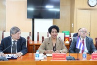 Bà Juanna Lilia Delgado Portal, Bộ trưởng, Chủ tịch Ngân hàng Trung ương Cuba trao đổi tại buổi làm việc với NHCSXH