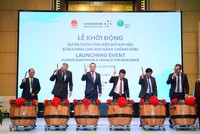 Các đại biểu đánh trống Khởi động hai Dự án