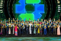 Thủ tướng Chính phủ Phạm Minh Chính cùng Bộ trưởng Bộ công thương Nguyễn Hồng Diên - Chủ tịch Hội đồng THQG Việt Nam chụp ảnh lưu niệm với đại diện các doanh nghiệp được vinh danh THQG lần thứ 9.