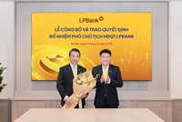 Ông Nguyễn Đức Thụy – Chủ tịch HĐQT LPBank (phải) tặng hoa chúc mừng ông Phạm Phú Khôi (trái)